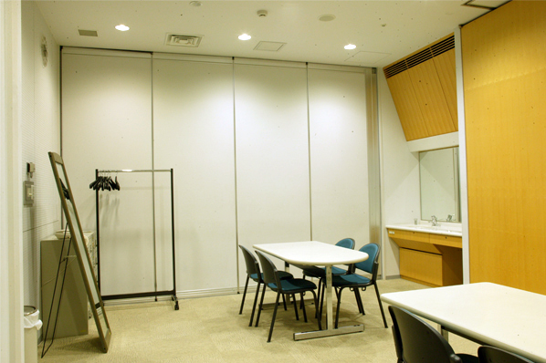使用可能な控え室が４部屋あります。 洗面台や鏡も備えており、舞台前の準備に使いやすく設計されています。