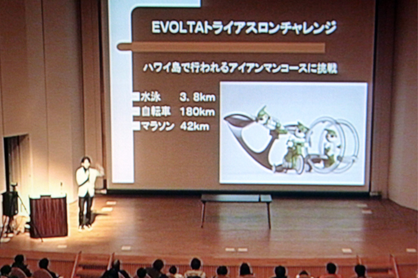 ロボットクリエイター高橋智隆さんの講演会～ロボットと暮らす未来～の様子 パソコンの画面をスクリーンに映写できます ※スクリーン、プロジェクターは有料設備となります